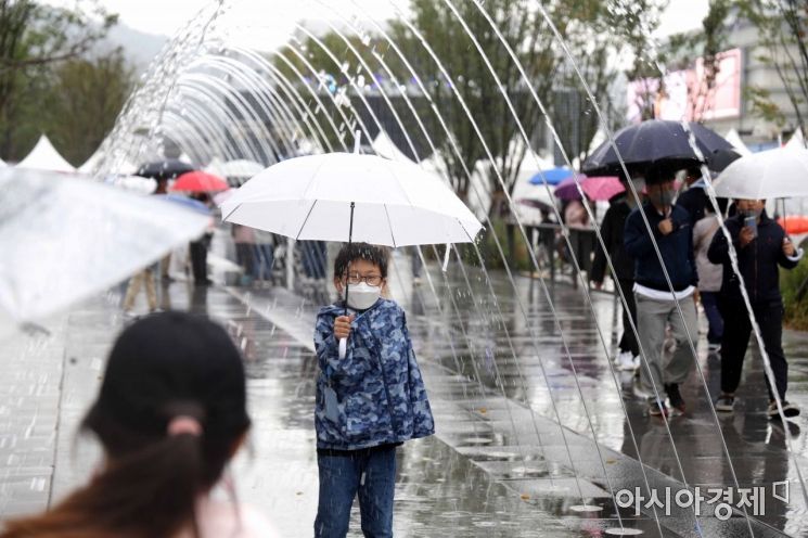 한글날인 9일 전국에 비가 내리고 있다. 서울 종로 거리에서 우산을 쓴 시민들이 발걸음을 재촉하고 있다. /문호남 기자 munonam@