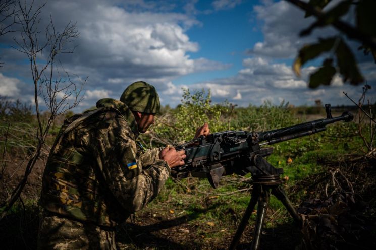 중기관총 점검하는 우크라이나 군인. [이미지출처=연합뉴스]