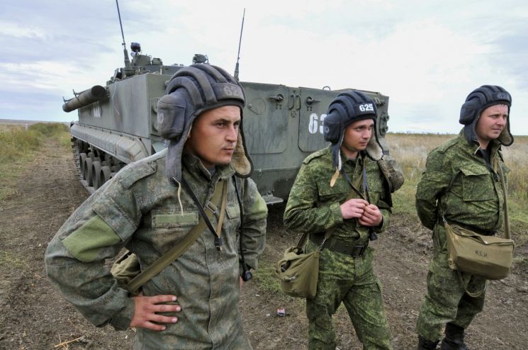 동원령에 따라 소집된 러시아 예비역들이 러시아 남부 로스토프온돈 훈련장에서 교육을 받고 있다. [이미지출처=연합뉴스]