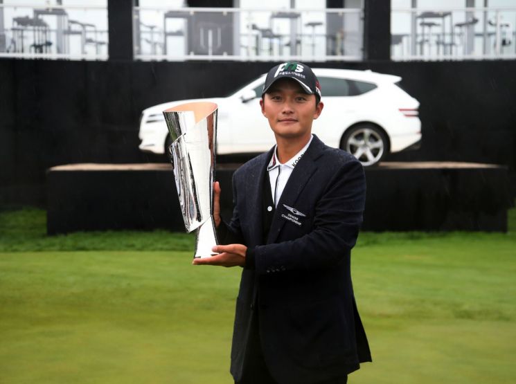 한국프로골프(KPGA) 코리안투어 제네시스 챔피언십에서 우승한 김영수가 시상식 직후 우승컵을 들어보이고 있다. 사진제공=KPGA
