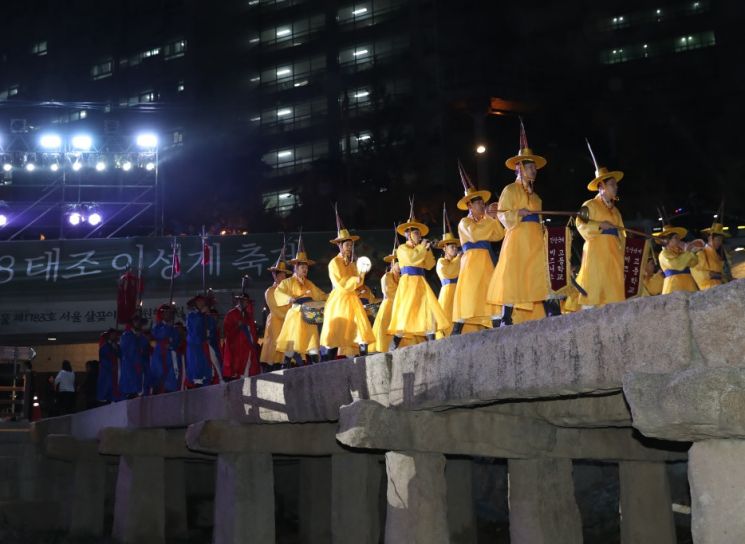 태조 이성계 축제에서 살곶이 다리를 건너는 사냥행차 퍼레이드