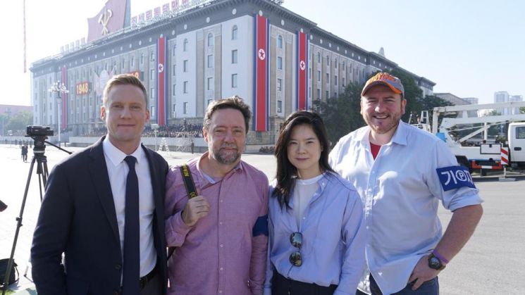2017년 북한을 방문한 일레이나 리 CNN 수석부사장(왼쪽에서 세번째)과 특파원 윌 리플리(맨 왼쪽), 팀 스왈츠(왼쪽에서 두번째), 저스틴 로버트슨. (사진제공=CNN)