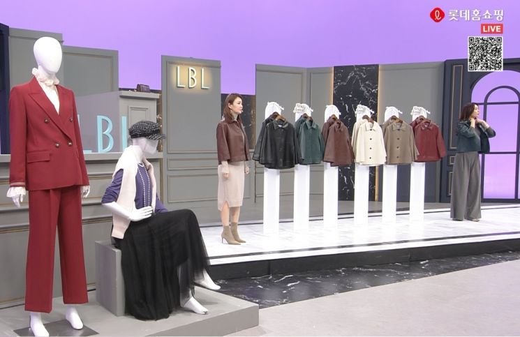 롯데홈쇼핑에서 자체 패션 브랜드(PB)인 'LBL' 판매 방송을 진행하고 있다. (사진제공=롯데홈쇼핑)
