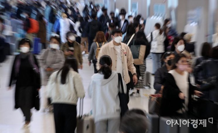 지난 11일 서울 강서구 김포공항 국내선청사에서 여행객들이 마스크를 착용한 채 이동하고 있다. /김현민 기자 kimhyun81@