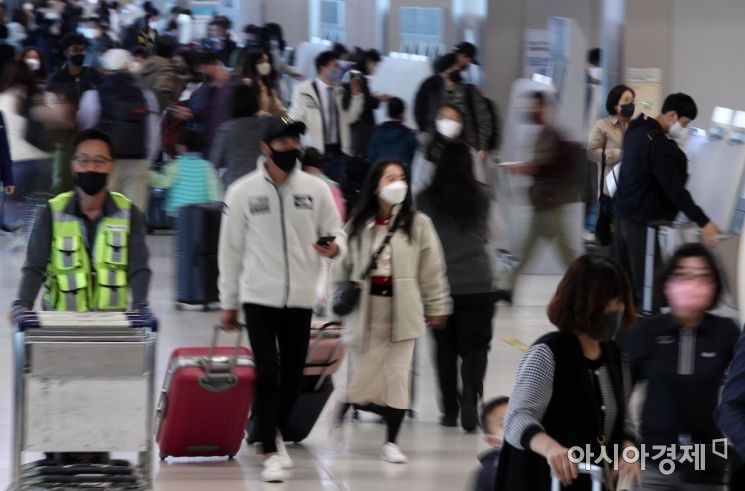 지난 10월11일 서울 강서구 김포공항 국내선청사에서 여행객들이 마스크를 착용한 채 이동하고 있다. /김현민 기자 kimhyun81@