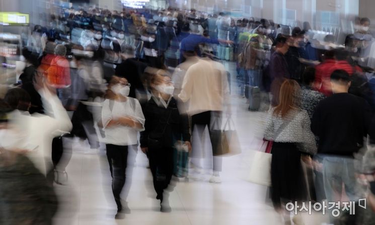 11일 서울 강서구 김포공항 국내선청사에서 여행객들이 마스크를 착용한 채 이동하고 있다./김현민 기자 kimhyun81@