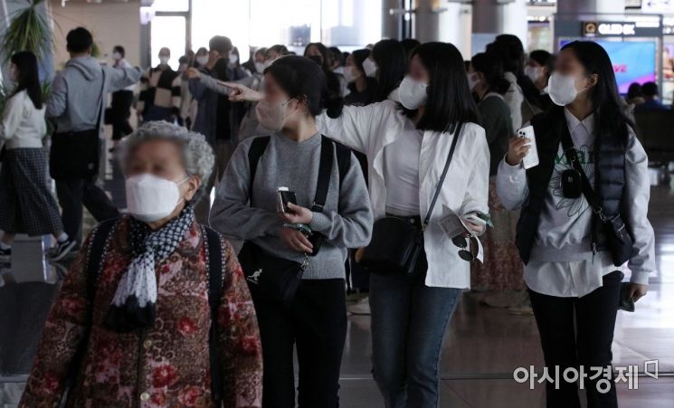 서울 강서구 김포공항 국내선청사에서 여행객들이 마스크를 착용한 채 이동하고 있다. /김현민 기자 kimhyun81@