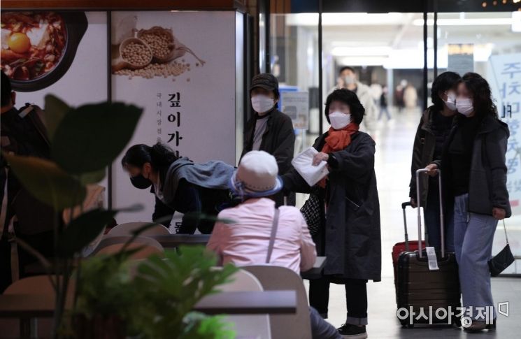 11일 서울 강서구 김포공항 국내선청사 식당가에서 이용객들이 마스크를 착용하고 있다./김현민 기자 kimhyun81@