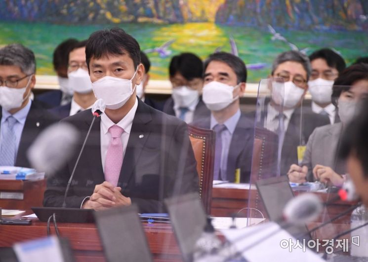 이복현 금융감독원장이 지난 11일 국회에서 열린 금융감독원에 대한 국정감사에 출석, 의원들의 질의에 답변하고 있다./윤동주 기자 doso7@