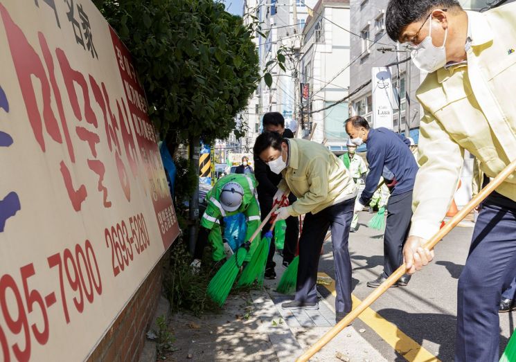 [포토]최호권 영등포구청장 취임 100일 맞아 영등포공원 청소 