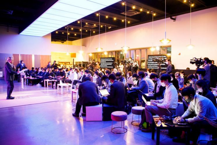 11일 열린 기자간담회에서 발표중인 루카 데 메오 르노그룹 회장＜사진제공:르노코리아자동차＞