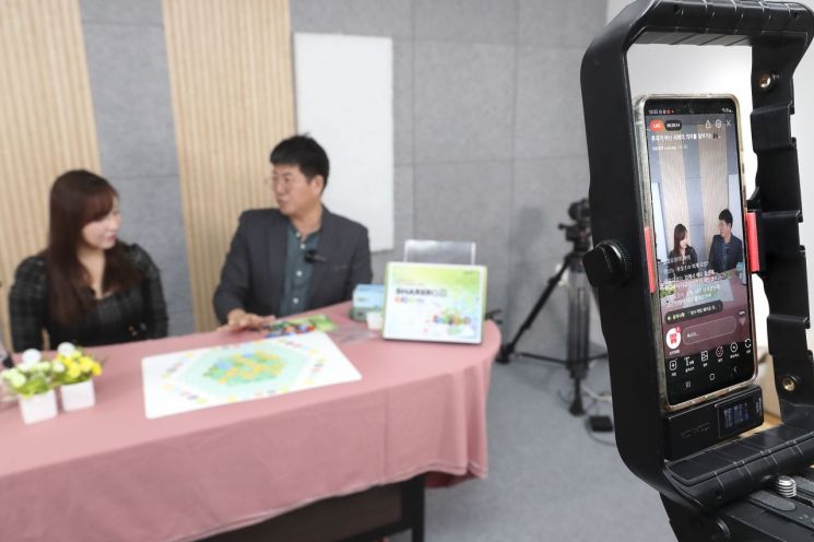 쇼호스트와 소상공인이 라이브 커머스를 실습하고 있다. 사진=KT