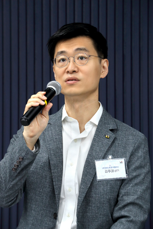 김주대 KT 미디어기획담당이 KT크리에이터팩토리센터에서 기자들의 질문에 답하고 있다. 사진=KT
