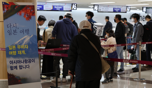 코로나19 확산으로 중단됐던 한국인의 무비자(사증 면제) 일본 관광이 재개된 11일 오전 김포국제공항 아시아나항공 국제선 카운터에서 탑승객들이 김포~하네다 항공편 탑승 수속을 위해 기다리고 있다. [이미지출처=연합뉴스]