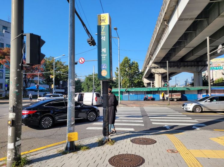 12일 오전 8시35분께 서울 석계교차로 앞 횡단보도에서 우회전하던 한 차량이 신호등 파란불이 꺼질 때쯤 조금씩 횡단보도를 침범하고 있다./사진=공병선 기자 mydillon@