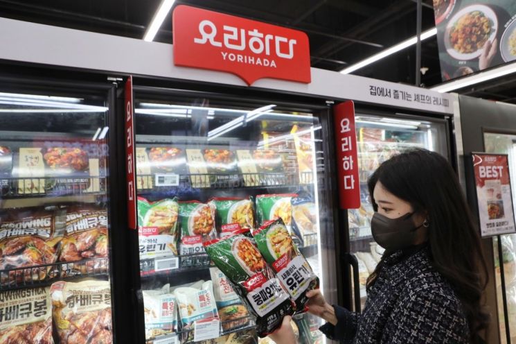 롯데마트에서 고객이 롯데마트 HMR '요리하다' 상품을 살펴보고 있다(사진제공=롯데마트).