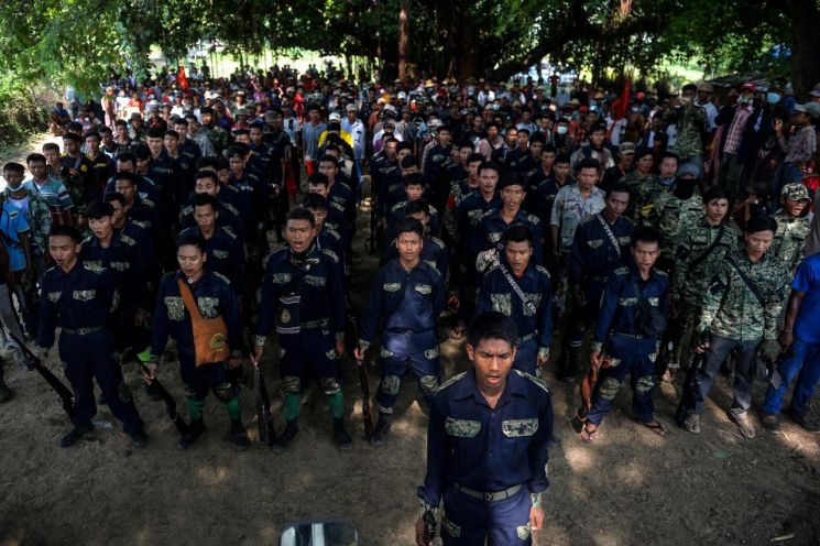 반군 공세 위기에…미얀마 군부, 여성도 강제징집