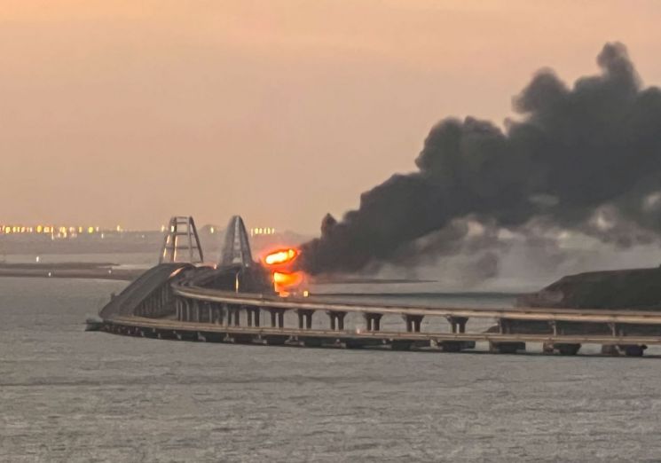 지난 8일(현지시간) 크름반도(크림반도)와 러시아 본토를 잇는 크름대교에 폭발로 인한 화재가 발생했다. [이미지출처=연합뉴스]