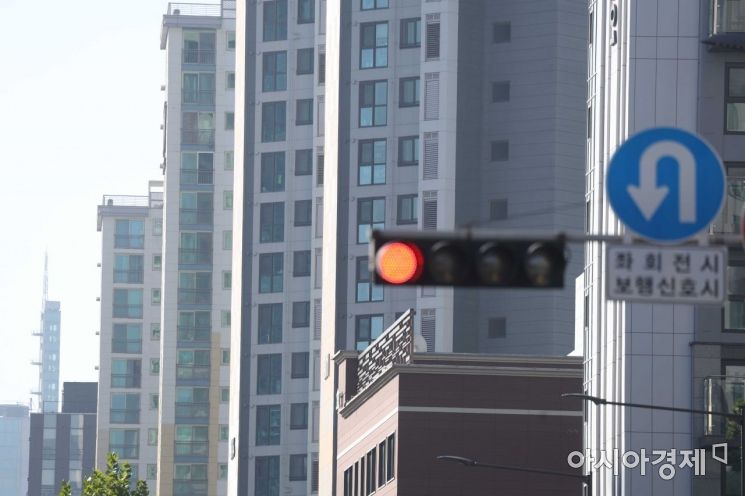 서울 시내 한 아파트 인근 신호등에 빨간불이 켜져 있다. (사진=아시아경제DB)
