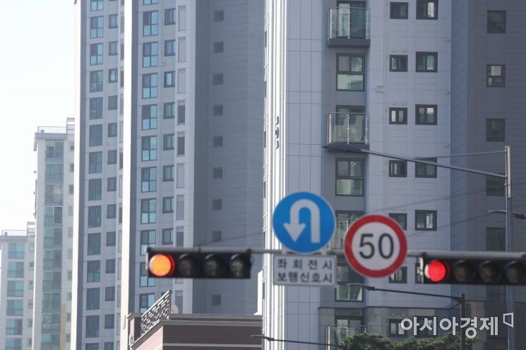 한 아파트 인근 신호등에 빨간불이 켜져 있다. 아시아경제DB