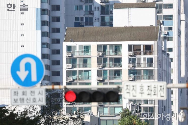 한국은행이 기준금리를 0.5% 포인트 올리면서 부동산 거래시장의 빙하기가 장기화될 것으로 보인다. 13일 서울 시내 한 아파트 인근 신호등에 빨간불이 켜져 있다.