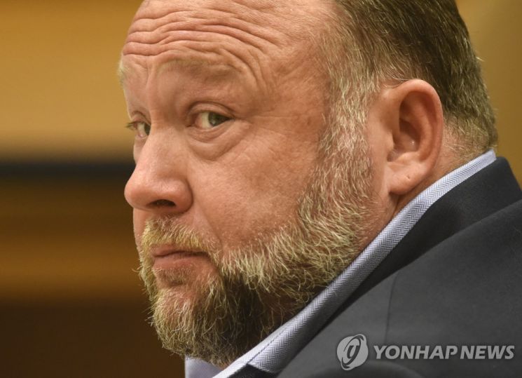 "샌디훅 총기 참사는 날조" 가짜뉴스·음모론자에 철퇴 내린 美법원