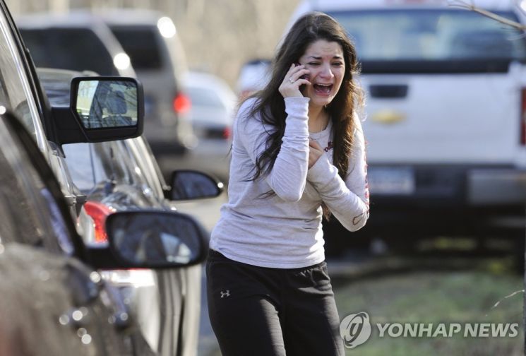 샌디훅 참사 당시 관련 소식을 들은 유족이 오열하는 모습 사진=AP 연합뉴스