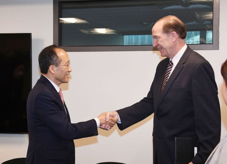 G20 재무장관 회의 및 IMF/WB 연차총회 참석차 미국 워싱턴DC를 방문 중인 추경호 경제부총리 겸 기획재정부 장관이 12일(현지시간) 세계은행(WB) 본부에서 데이비드 맬패스 세계은행 총재와 면담 후 기념촬영을 하고 있다. (사진제공=기획재정부)