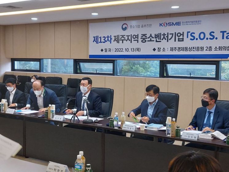 박주봉 중소기업 옴부즈만(차관급, 사진 가운데)이 제주통상경제진흐원에서 개최된 '에스오에스 토크(S.O.S. Talk, 중소기업 간담회)'를 진행하고 있다. [사진=김종화 기자]