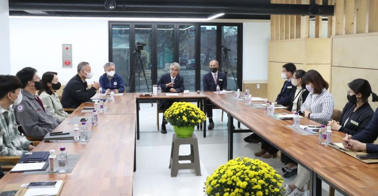 박종훈 경남교육감(가운데)이 사천시 삼천포공업고등학교를 찾아 교직원들과 이야기를 나누고 있다.