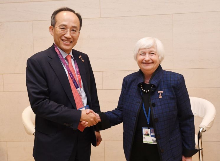 G20 재무장관회의 및 IMF/WB 연차총회 참석차 미국 워싱턴DC를 방문중인 추경호 부총리 겸 기획재정부 장관이 13일(현지시간) 국제통화기금(IMF) 본부에서 재닛 옐런 미국 재무장관과 만나 악수를 하고 있다. (사진제공=기획재정부)