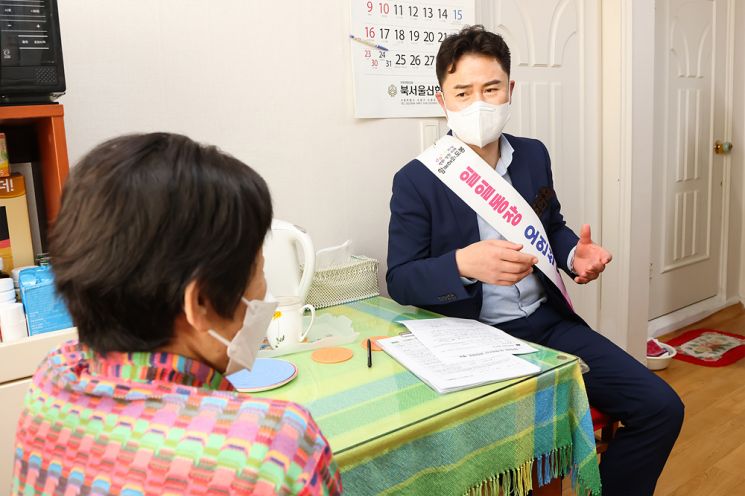 오언석 도봉구청장이 13일 방학2동에서 ‘구청장과 함께! 현장속으로!’ 일일동장 활동을 통해 지역 어르신의 댁을 방문해 안부 등을 살폈다.