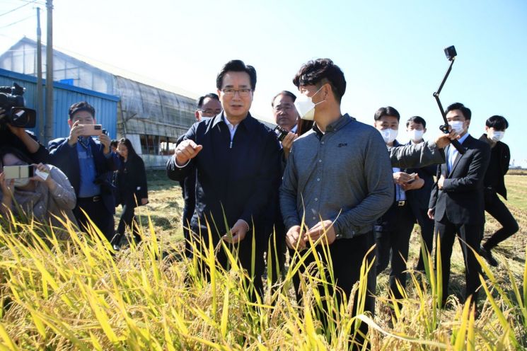 13일 정황근 농림축산식품부 장관(왼쪽)이 전북 익산 소재 가루쌀 재배농가 '미미농산' 관계자와 대화를 나누고 있다. (사진 : 농식품부 제공)
