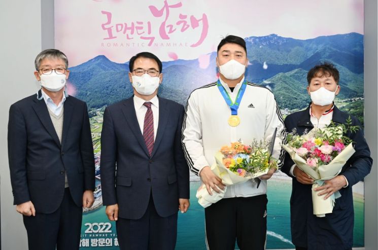 경남 남해군청 복싱선수단 김도현 선수가 전국체육대회에 경남 대표로 출전해 금메달을 목에 걸었다.