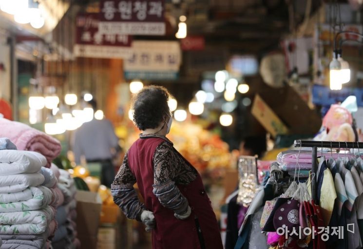 12일 오전 서울 종로구 광장시장에서 한 상인이 영업을 준비하고 있다. 연합뉴스