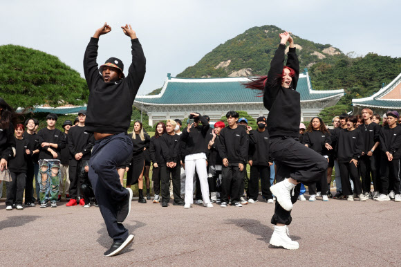 세계 각국의 'K팝 커버댄스 대회 우승자'들이 14일 서울 종로구 청와대 본관 앞에서 플래시몹을 하고 있다. 사진=연합뉴스