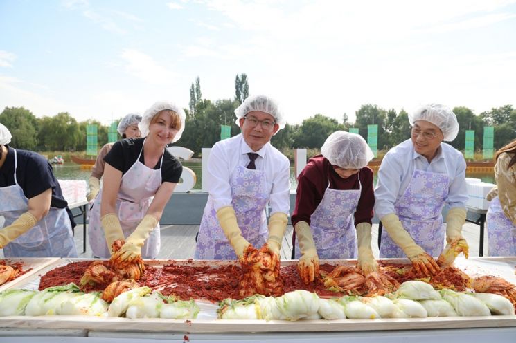 [포토]박강수 마포구청장, 외국인과 김장김치 만들기 체험