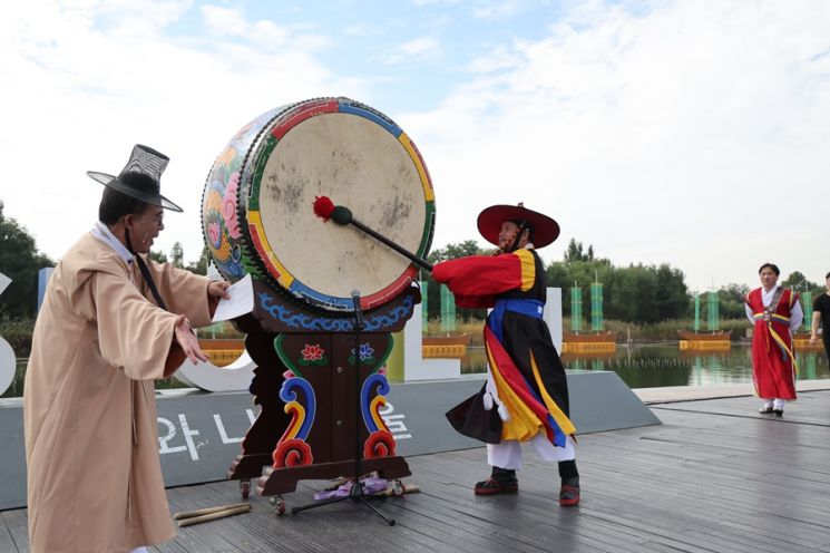 새우젓 축제 개장을 알리는 북을 치는 박강수 마포구청장(오른쪽)