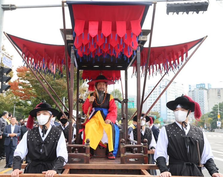 새우젓축제 사또행렬 중인 박강수 마포구청장