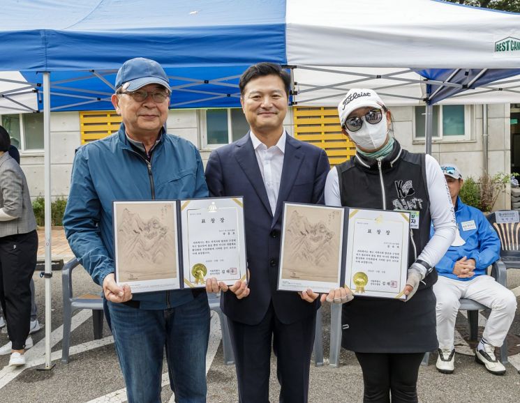 [포토]박강수 마포구청장, 외국인과 김장김치 만들기 체험