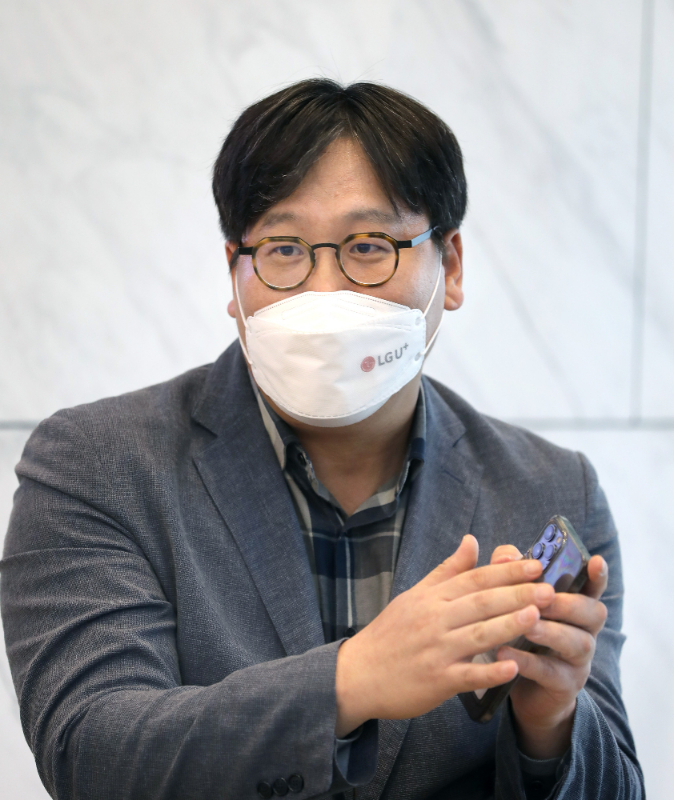 염상필 LG유플러스 홈IoT상품담당이 기자들의 질문에 답변하고 있다. 사진=LG유플러스