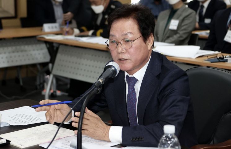 [포토] 국정감사 질문에 답하는 박완수 경남지사