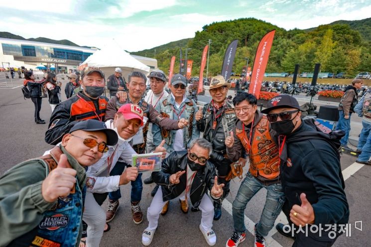 할리데이비슨 모터사이클 그랜드 투어 주행을 앞둔 '호그'는 Harley-Davidson® Owners Group(할리데이비슨 오너스 그룹)의 약자다. 국내를 포함해 전 세계에 130만 명 이상의 회원이 가입해 있다. [할리데이비슨 코리아]