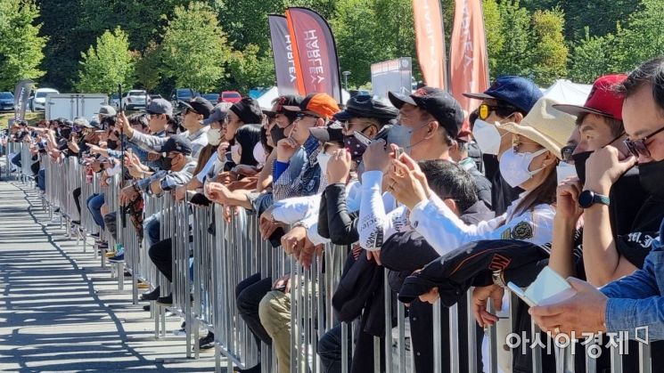 '호그' 회원과 가족들이 모터사이클 장애물 경기 '슬라럼'을 관람하고 있다. [할리데이비슨 코리아]