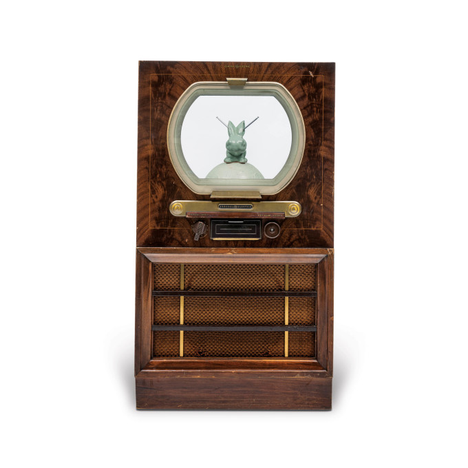 백남준,  Beuys Vox, glazed ceramic, TV cabinet, mixed media 1988-89 acrylic box: 58×58×101(h)cm, pedestal size: 61×61×15(h)cm (total height : 116(h)cm). 사진제공 = 케이옥션