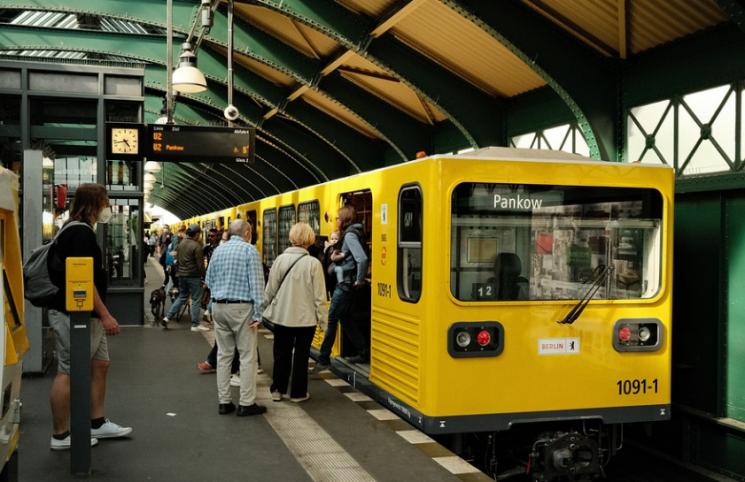 독일이 내년 1월부터 전국 근거리 대중교통 무제한 이용권을 49유로(약 6만8000원)에 상시화할 전망이다. 사진은 독일 베를린 판코우의 지하철역에서 시민들이 이동하는 모습. [이미지출처=픽사베이]