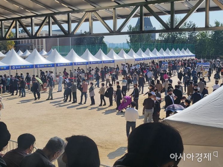 15일 오후 서울 강동구 동북고등학교 운동장에서 열린 둔촌주공 재건축 임시총회에 참석하기 위해 조합원 및 관계자들이 접수를 하고 있다. / 사진=노경조 기자 felizkj@