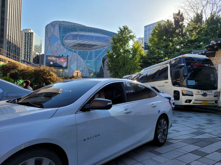 지난 12일 오전 7시30분부터 덕수궁 옆 달개비에서 열린 서울시구청장협회는 진입로 차량 정체로 혼선을 빚었다.