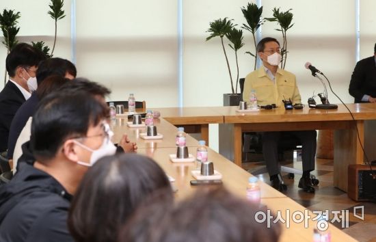 이종호 과학기술정보통신부 장관이 지난 16일 경기 성남시 분당구 SK C&C 판교캠퍼스에서 열린 카카오 데이터센터 화재 관련 간담회에서 모두발언을 하고 있다./김현민 기자 kimhyun81@