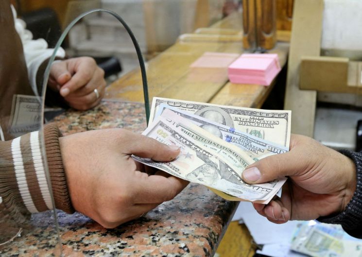 이집트 카이로의 한 환전소에서 미국 달러화를 이집트 파운드화로 바꾸고 있는 모습. 사진=로이터 연합뉴스